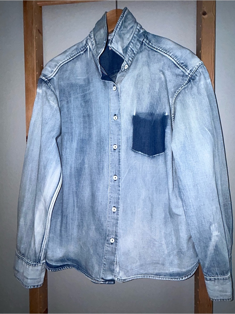 Uniqlo Light Blue Washed Denim Button-Down Shirt w/ Dark Blue Pocket Mirage Sz M